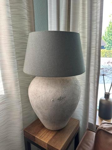 Kruiklamp / tafellamp met lampekap beschikbaar voor biedingen