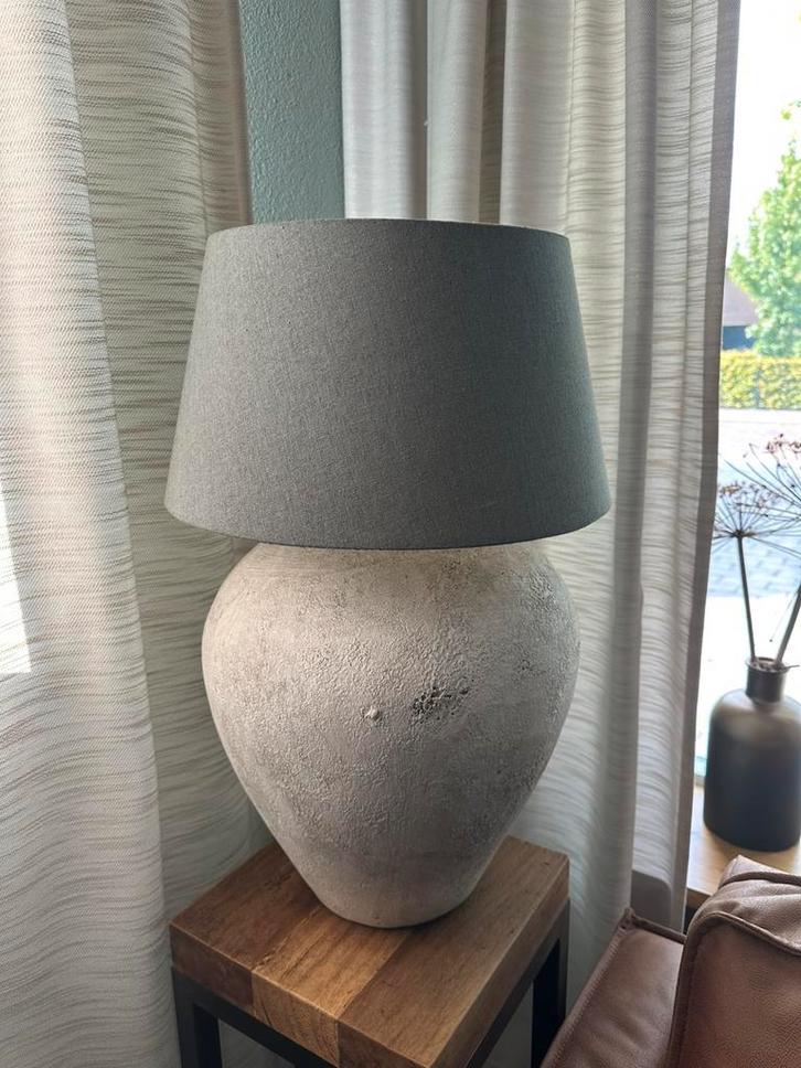 Kruiklamp / tafellamp met lampekap, Huis en Inrichting, Lampen | Lampenkappen, Zo goed als nieuw, 50 cm of meer, Rond, Crème, Grijs