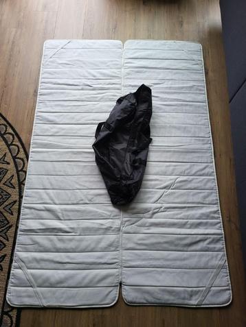 Matras- of slaapbankbeschermer voor max 2 personen en zak beschikbaar voor biedingen