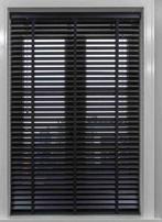 Zwarte houten jaloezieën, Huis en Inrichting, Stoffering | Gordijnen en Lamellen, Ophalen of Verzenden, Zo goed als nieuw, 100 tot 150 cm