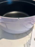 Staub Sorbet Roze 24cm Nieuw met 2 Foutjes, Huis en Inrichting, Keuken | Potten en Pannen, Kookpan of Snelkookpan, Gietijzer, Nieuw