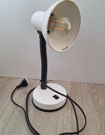 Een witte bureaulamp 53 cm hoog beschikbaar voor biedingen