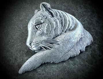 Tinnen Tijger broche tin gesigneerd TT Vintage dier sieraad  beschikbaar voor biedingen