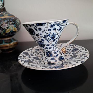 Bijzonder Kop en Schotel Set - Blauw Bloemmotief beschikbaar voor biedingen