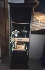 Matzwarte wijnkast, Ophalen