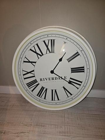 Mooie grote riverdale wandklok beschikbaar voor biedingen