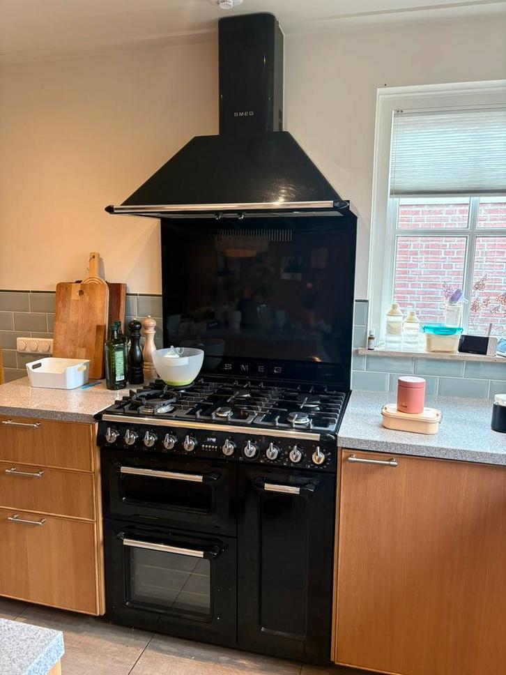 Smeg TR93NNLK Fornuis Zwart - inclusief afzuiger en wandplaa, Witgoed en Apparatuur, Fornuizen, Zo goed als nieuw, Vrijstaand