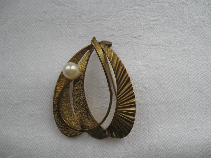 Oude goudkleurige broche met pareltje, Sieraden, Tassen en Uiterlijk, Antieke sieraden, Broche, Overige materialen, Ophalen of Verzenden