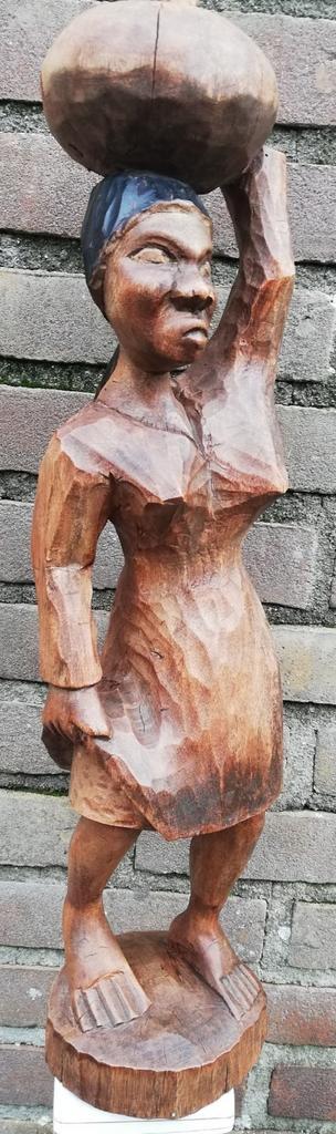 Tribal. Afrika. Oud. Dame met kalebas. 51 cm.  beschikbaar voor biedingen
