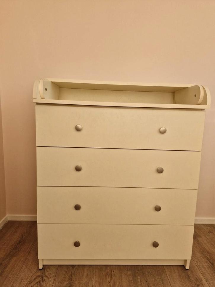 Witte Commode met Opstaande Rand, Kinderen en Baby's, Kinderkamer | Commodes en Kasten, Zo goed als nieuw, Commode, 90 tot 105 cm