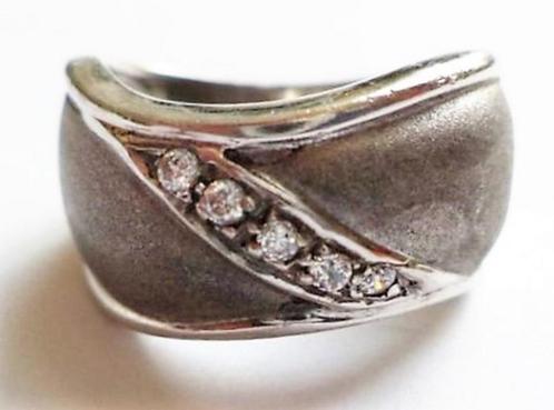 Golvende bewerkte zilver ring met zirkonia's. (7442-3017), Sieraden, Tassen en Uiterlijk, Ringen, Zo goed als nieuw, Dame, 17 tot 18