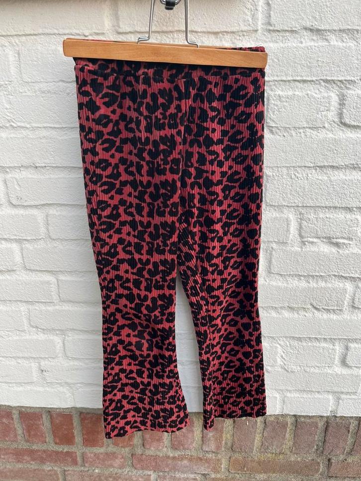 Like Flo rib flared broek panterprint rood zwart – maat 122, Kinderen en Baby's, Kinderkleding | Maat 122, Gebruikt, Meisje, Broek