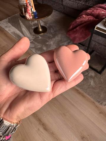 Keramische hartjes beschikbaar voor biedingen