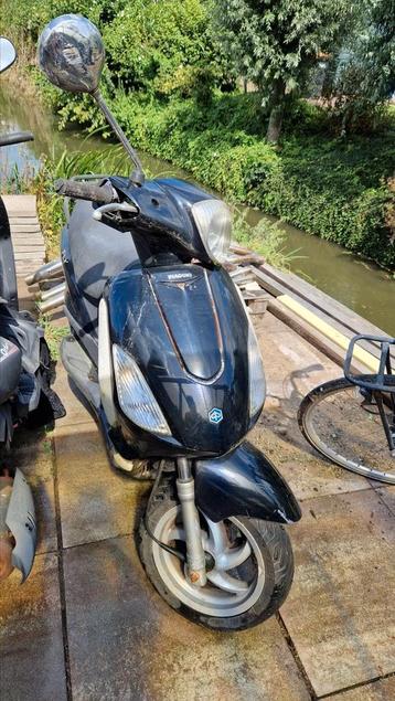 Niet lopende scooter piaggio fly beschikbaar voor biedingen