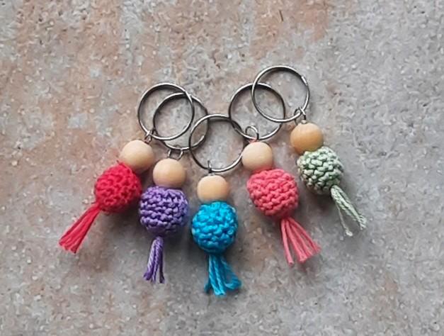 Gehaakte sleutelhanger gelukspoppetje, Hobby en Vrije tijd, Breien en Haken, Nieuw, Haken, Overige typen, Ophalen of Verzenden