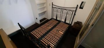 tweepersoonsbed met stalen frame
