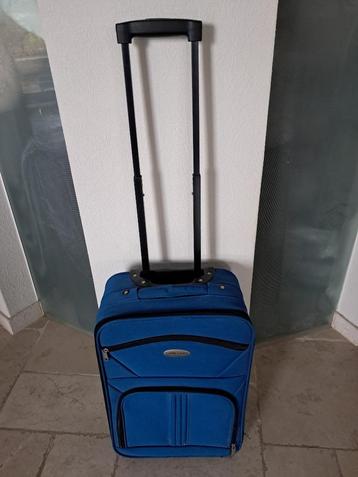 Blauwe trolley met trekstang en wieltjes beschikbaar voor biedingen