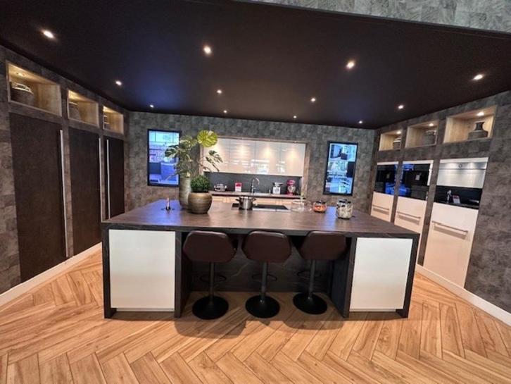 Showroom keuken voor maar €21.750,-, Huis en Inrichting, Keuken | Complete keukens, Zo goed als nieuw, Overige typen, Wit, Overige materialen
