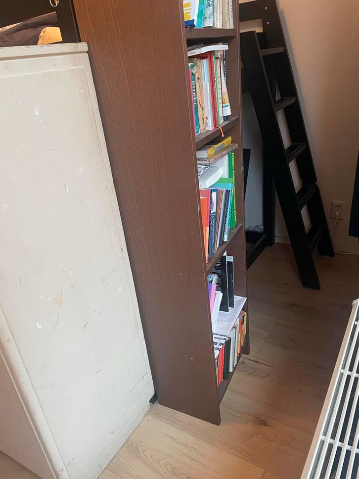 Mooie boekenkast met kleine beschadiging, Huis en Inrichting, Kasten | Boekenkasten, Gebruikt, 25 tot 50 cm, Met plank(en), Ophalen of Verzenden