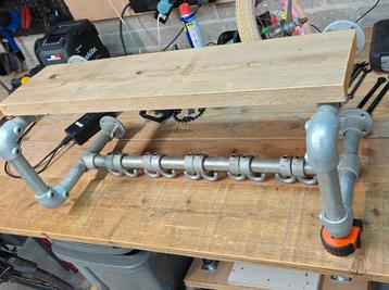 Kapstok van steigerbuis, met steigerhouten plank beschikbaar voor biedingen