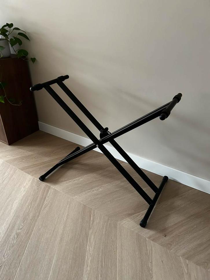 Pianostandaard opklapbare x-poot 5 standen, Muziek en Instrumenten, Piano's, Zo goed als nieuw, Overige typen, Zwart, Ophalen