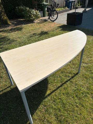 Tafel gebogen beschikbaar voor biedingen