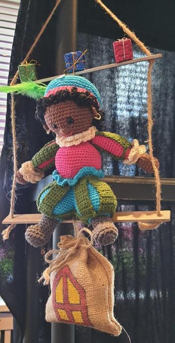 Sinterklaas decoratie piet in schommel  beschikbaar voor biedingen