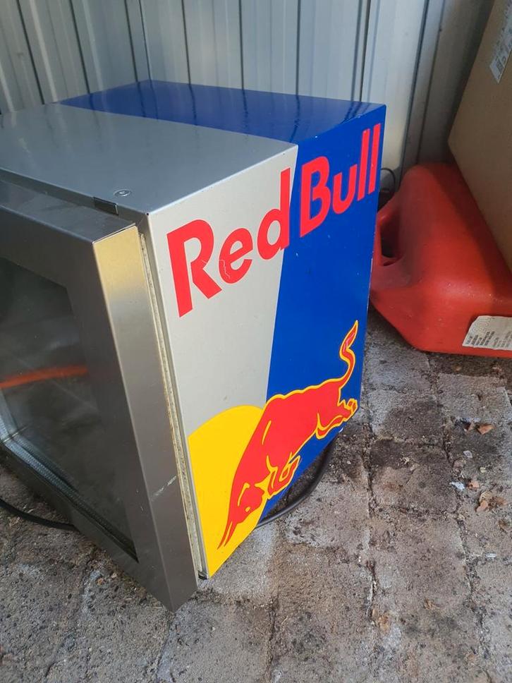 De Iconische Red Bull Mini Koelkast: Meer dan een Drankenkoeler () De Iconische Red Bull Mini Koelkast: Meer dan een Drankenkoeler