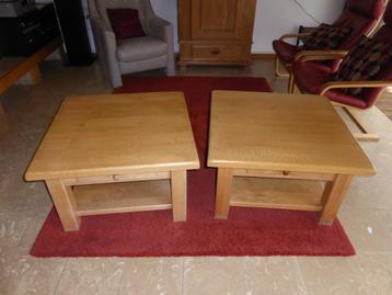 Twee vintage hoektafels beschikbaar voor biedingen