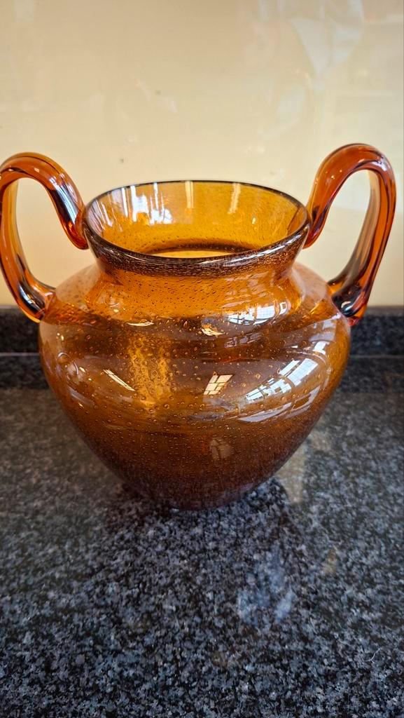 Amberkleurige amfoor vaas met handvatten, Antiek en Kunst, Antiek | Glas en Kristal, Ophalen of Verzenden