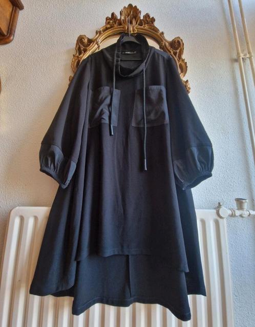 Als nieuw! Mat. Fashion zwart wijde jurk met grote pof mouw, Kleding | Dames, Grote Maten, Zo goed als nieuw, Jurk, Zwart, Ophalen of Verzenden