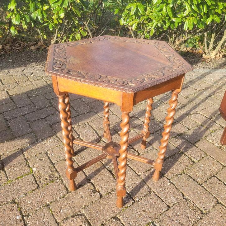 Antieke eiken bijzettafel — houtsnijwerk, Antiek en Kunst, Antiek | Meubels | Tafels, Ophalen