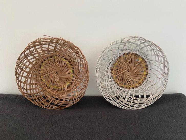 Decoratieve schaaltjes van riet, Huis en Inrichting, Woonaccessoires | Schalen en Manden, Zo goed als nieuw, Schaal, Rond, Riet