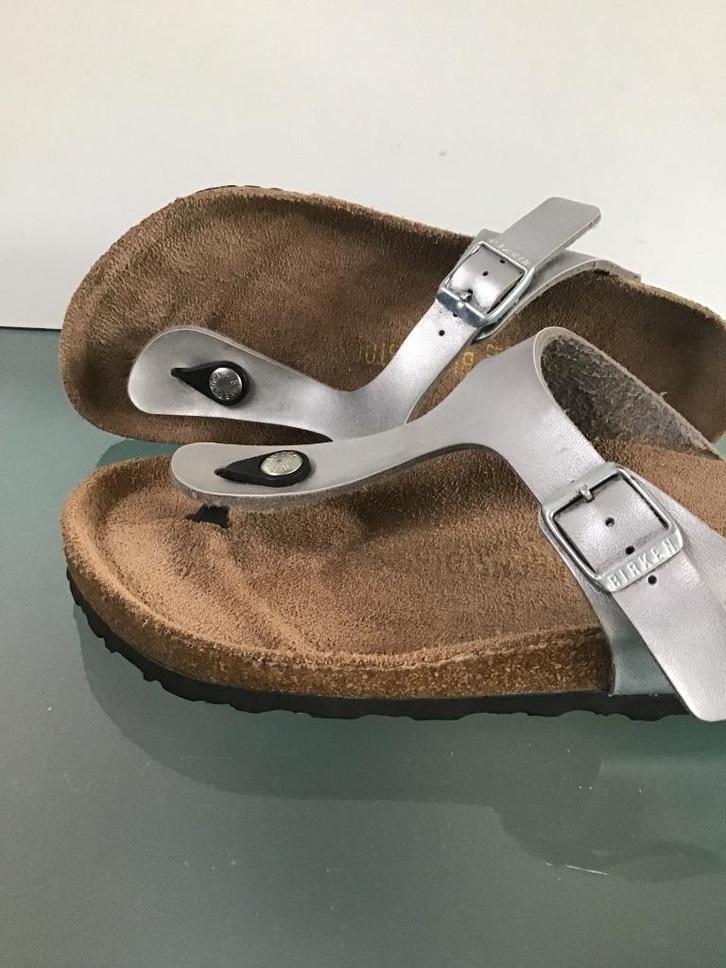 GRATIS VERZENDEN | BIRKENSTOCK Gizeh zilveren slippers 38, Kleding | Dames, Schoenen, Zo goed als nieuw, Slippers, Overige kleuren