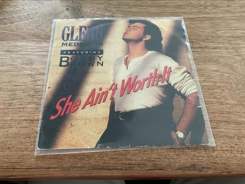 Glenn Medeiros&Bobby Brown, She ain’t worth it, Cd's en Dvd's, Vinyl Singles, Single, 7 inch, Ophalen of Verzenden