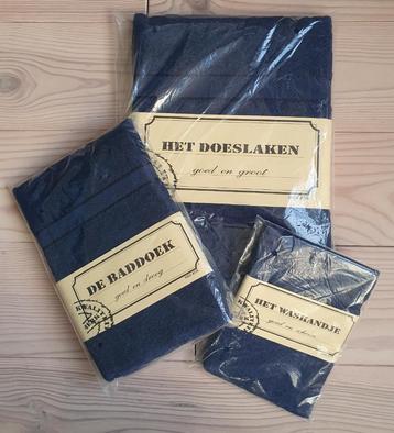 Mooie blauwe set handdoeken, nieuw in de verpakking beschikbaar voor biedingen