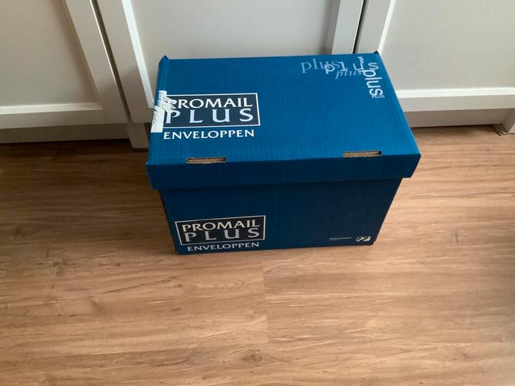 doos 250 stuks grote witte enveloppen met plakstrip nieuw, Postzegels en Munten, Brieven en Enveloppen | Nederland, Ophalen of Verzenden