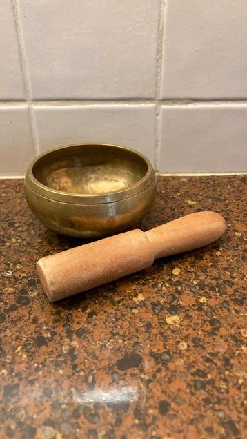 Klankschaaltje met houten klopper beschikbaar voor biedingen
