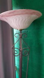 Twee smeedijzeren vloerlampen met grote gemarmerde schalen., Huis en Inrichting, Lampen | Vloerlampen, Ophalen, Gebruikt, Landelijk