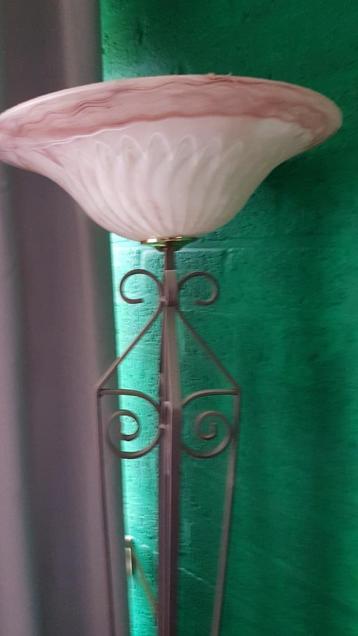 Twee smeedijzeren vloerlampen met grote gemarmerde schalen. beschikbaar voor biedingen