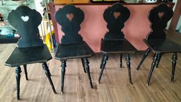 Set van 4 Zwarte Houten Stoelen met Hart vintage brocante  beschikbaar voor biedingen