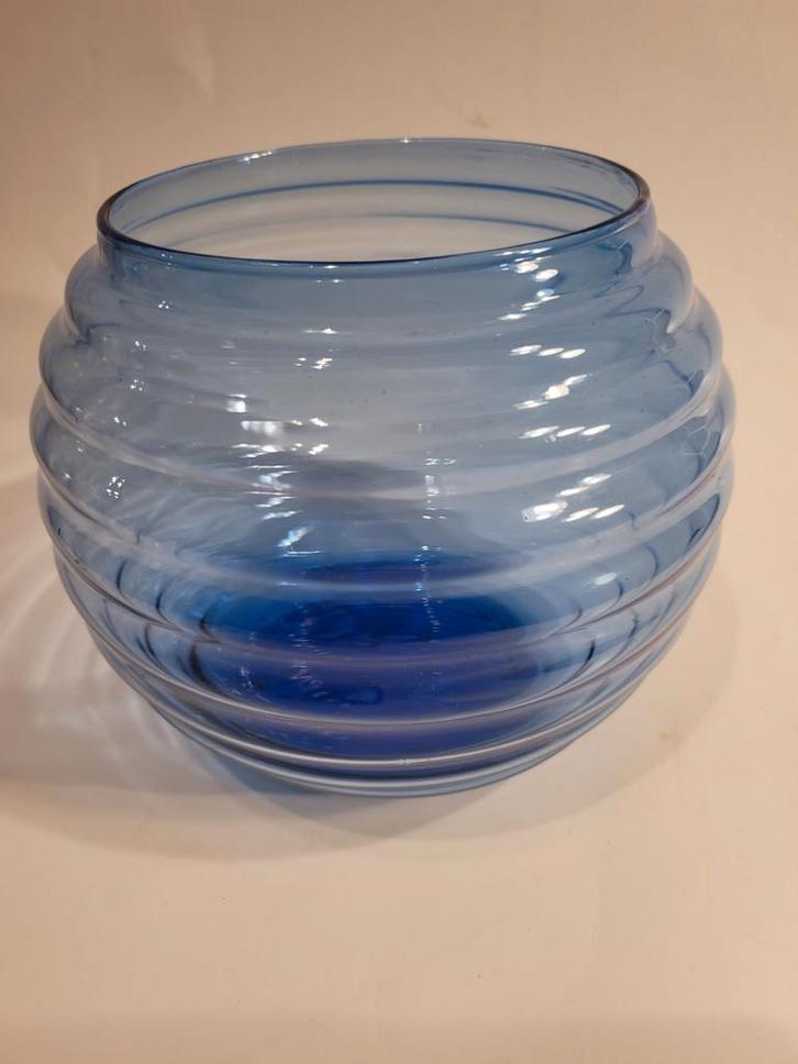 Blauwe vaas ribbelvaas blauw glas bolle vorm oud ribbels, Antiek en Kunst, Antiek | Glas en Kristal, Ophalen of Verzenden
