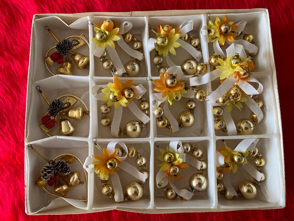13 kerst gablonzers goudkleurig rond en hartvormig. Vintage, Ophalen of Verzenden