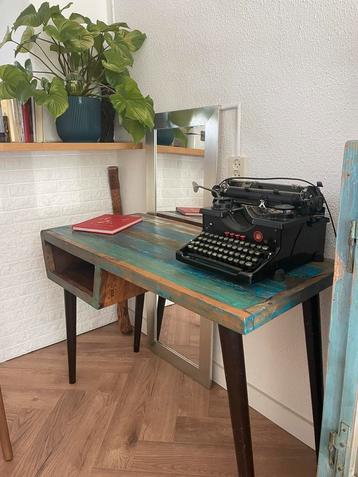 Praktisch en mooi: groen blauw bureau, handgemaakt, izgs beschikbaar voor biedingen