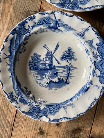9 Antieke Diepe Borden Wit Blauw Molenmotief beschikbaar voor biedingen