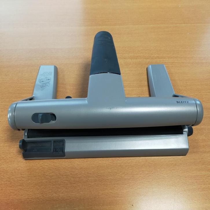 Leitz 5114 perforator grijs 4-gaats, Diversen, Schrijfwaren, Gebruikt