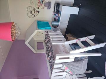 Hoogslaper kinderbed met huisje met dakje en bureau beschikbaar voor biedingen