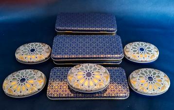 10 sierlijke metalen blikjes beschikbaar voor biedingen