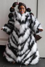 Barbie kleding nieuw - Lange jas bont zebra wit zwart Curvy, Kinderen en Baby's, Speelgoed | Poppen, Ophalen of Verzenden, Nieuw