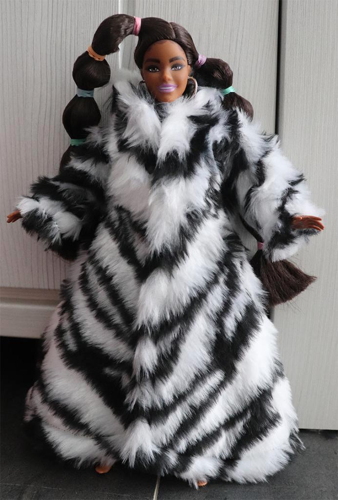 Barbie kleding nieuw - Lange jas bont zebra wit zwart Curvy, Kinderen en Baby's, Speelgoed | Poppen, Nieuw, Barbie, Ophalen of Verzenden